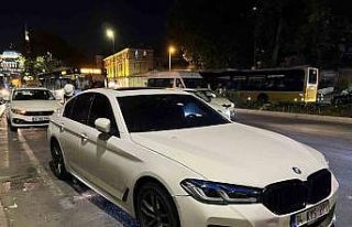 Eminönü’nde silahlı şahıs husumetlisini kovalayarak...