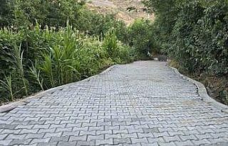 Engelli vatandaşın evinin yolu yenilendi