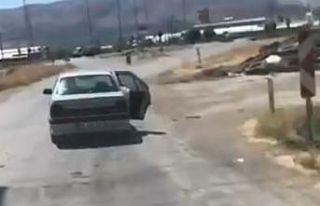 Erzincan’da açık kapılı araçla trafikte riskli...