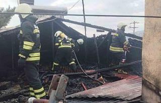 Erzincan’da iki katlı evin çatısı yandı