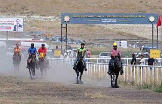 Erzurum’da rahvan at yarışları nefesleri kesti