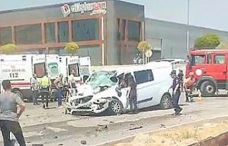 Eskişehir’de panelvan araç tıra arkadan çarptı:...