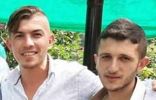 Evinde 2 arkadaşını öldürüp teslim oldu