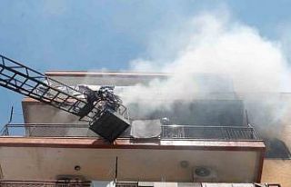 Evinin yandığını gören ev sahibi itfaiyenin çalışmasını...