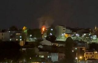 Fatih’te 3 katlı binanın çatı katı alev alev...