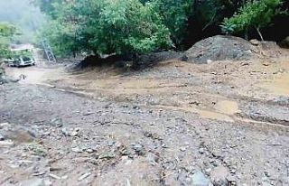 Feke’de sağanak sonrası dereler taştı, yollar...