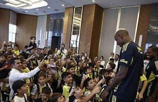 Fenerbahçeli futbolcular, Ankara’da çocuklarla...