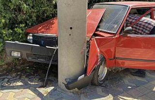 Fiat Tofaş otomobil önce araca, ardında beton direğe...