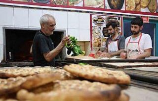 Fırıncıların sıcak havada zorlu ’ekmek’ mesaisi