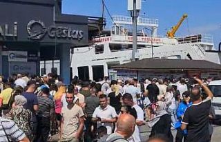Fırtına gemi seferlerini iptal ettirdi: Tatilciler...