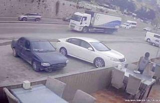 Freni arızalanan tırın daldığı iş yerinde müşteri...