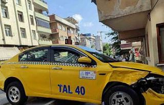 Freni boşalan ticari taksi bir binanın korkuluklarına...