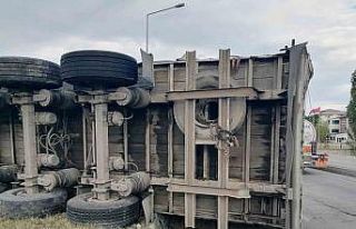 Freni boşalan tır dehşet saçtı