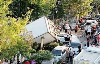 Freni patlayan kamyon 10 araca çarpıp, kanala düştü