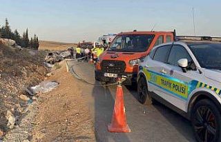Gaziantep-Nizip karayolunda iki otomobilin çarpıştığı...