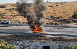 Gaziantep’te seyir halindeki otomobil alev topuna...