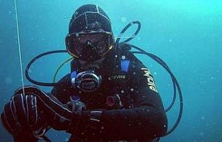 Genç dalgıç temizlik çalışması için girdiği...