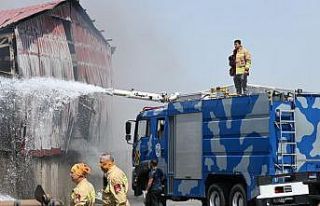 Geri dönüşüm depolarında çıkan yangının soğutma...