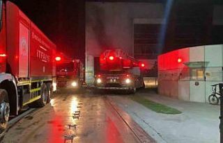 Geri dönüşüm fabrikasında yangın: Bir kişi...