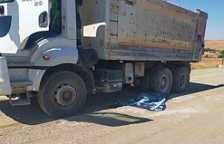 Geri manevra yapan kamyonun altında kalan işçi...