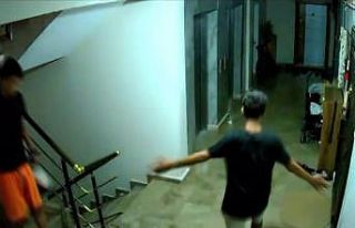 Göbek atarak ayakkabı çalan gençler kamerada