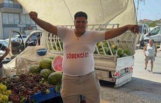 Göbek atarak karpuz satıyor