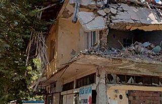 Gölbaşı’nda yıkılmayan bina tehlike saçıyor