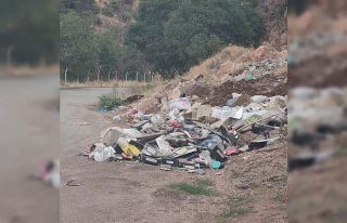 Gölbaşı’nda yol kenarına bırakılan çöpler...