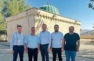 Güzel ve beraberindekiler Sa’d Bin Ebu Vakkas türbesini...