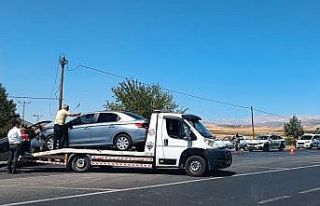 Hafif ticari araç ile otomobil çarpıştı: 4 yaralı