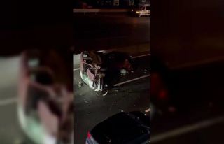 Hafif ticari araç, lastiği patlayan otomobile çarparak...