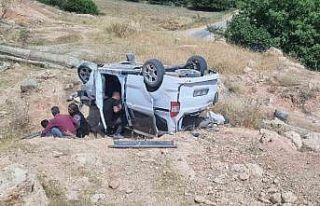 Hafif ticari araç şarampole yuvarlandı: 2’si...