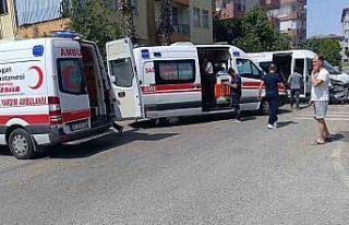 Hafif ticari araç servis minibüsüne çarptı: 4...