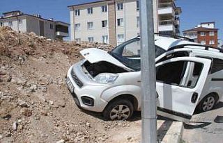 Hafif ticari araç toprak yığınına çarptı: 2...