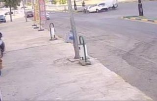 Hafif ticari araçla çarpışan otomobil apartmanın...