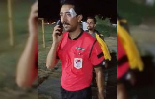 Hakem kırmızı kart gösterdi, futbolcu yumrukladı
