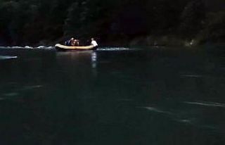 Harşit Çayı’nda balık tutan 2 genç mahsur kaldı