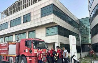 Hastanenin bodrum katından yükselen dumanlar ekipleri...