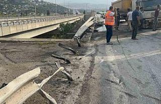 Hatay’da kontrolden çıkan tır bariyerlere saplandı