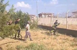 Havalimanı çevresindeki yangını ARFF ekipleri...