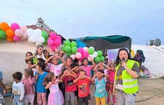Hayırseverler çadır kentte kalan çocukları sevindirdi