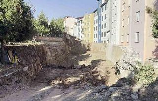 Heyelan nedeniyle evleri boşaltılan mağdurların...