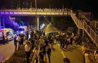 Hurdaya dönen araçtan 3 genç sağ çıkarıldı,...