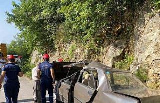 Hurdaya dönen otomobildeki 2 kişi yaralandı