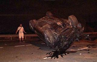 Hurdaya dönen otomobilden burunları kanamadan çıktılar