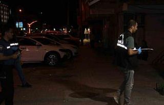 Husumetlileri çiçekçiyi dükkanında silahla yaralayıp...