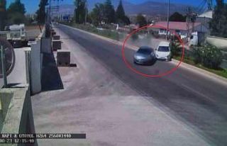 İki otomobilin çarpışarak metrelerce sürüklendikleri...