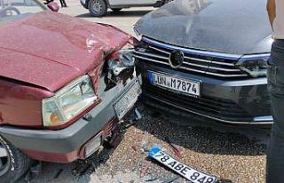 İki otomobilin çarpıştığı kaza kamerada: 3...