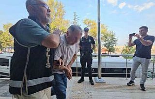 İlçe merkezinde dedektörle define ararken polise...