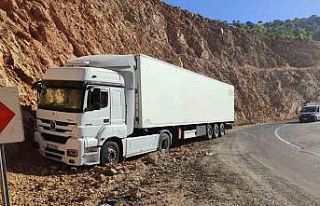 İliç’te tır yoldan çıktı
